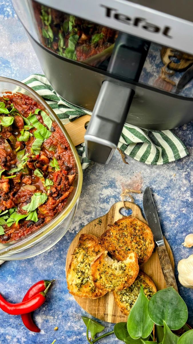 Onepot Schmorgericht mit geröstetem Knoblauchbrot aus dem Airfryer 