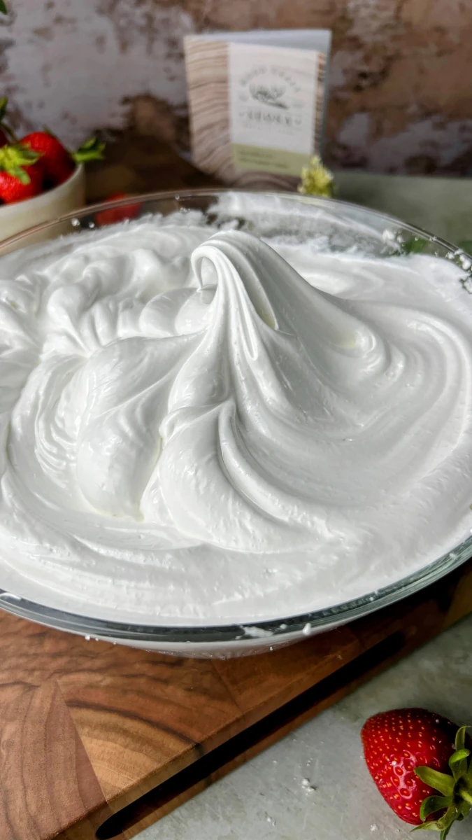 Herz-Pavlova mit fruchtigem Holunderkompott Herz-Pavlova mit fruchtigem Holunderkompott