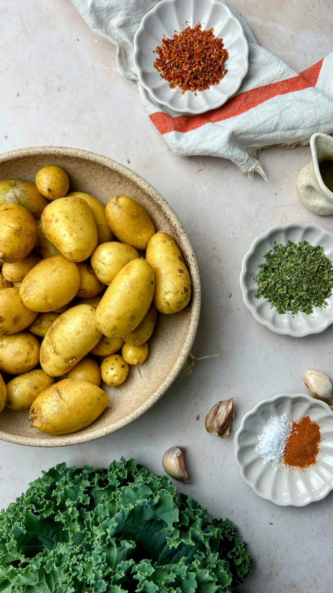 Smashed Potatoes mit Federkohl-Dip 