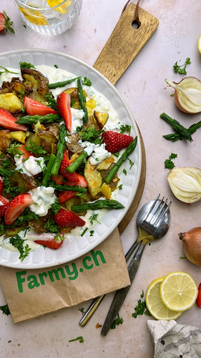 Smashed Potato Salat mit Spargel und Erdbeer 