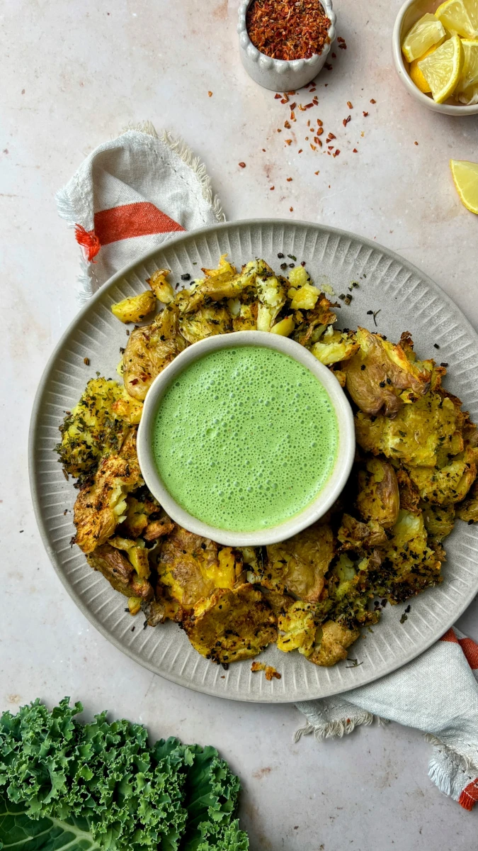 Smashed Potatoes mit Federkohl-Dip 