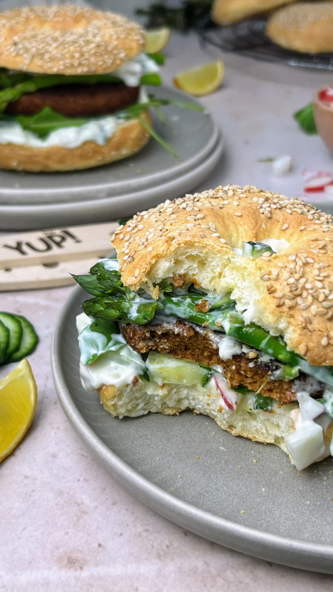 Frühlingshafter Bagel-Burger 