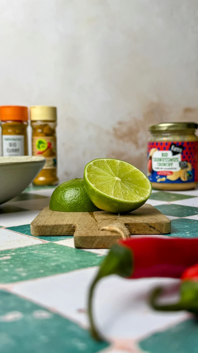 scharf marinierte Mango-Tempeh Spiesse auf Fairtrade Reis 