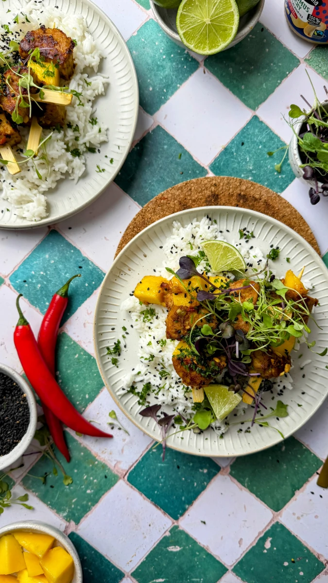 scharf marinierte Mango-Tempeh Spiesse auf Fairtrade Reis 