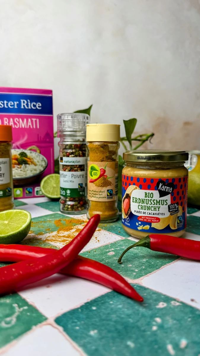 scharf marinierte Mango-Tempeh Spiesse auf Fairtrade Reis 