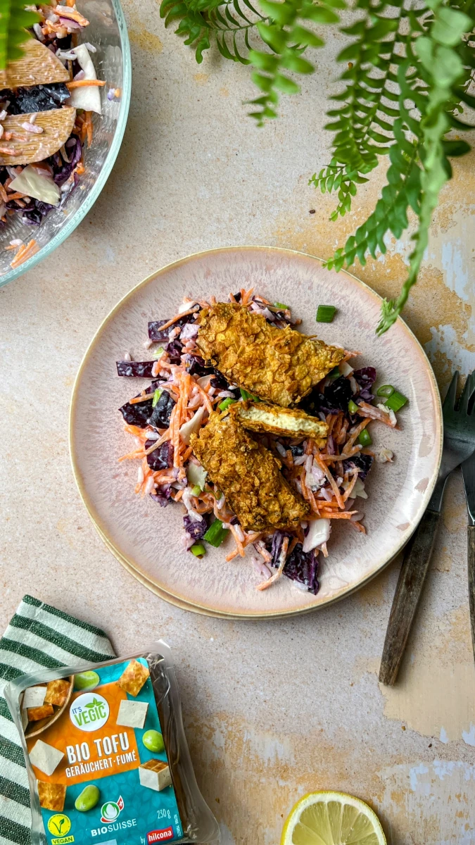 crispy Tofu Nuggets mit Reis Coleslaw 