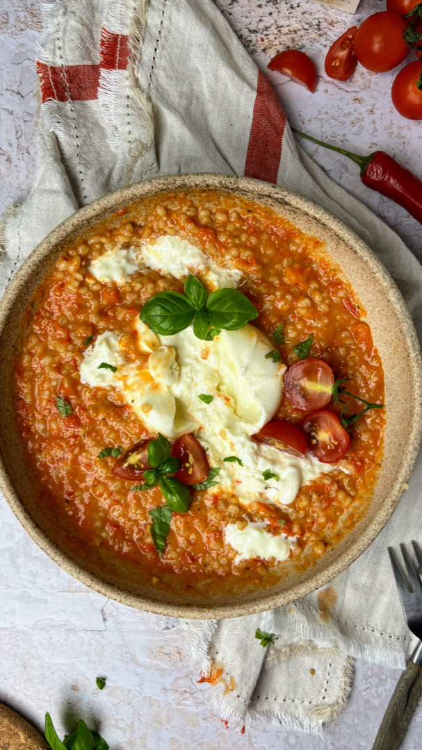 Tomaten-Peperoni Gersotto mit Burrata