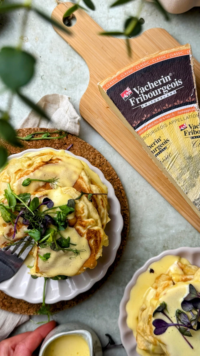 Käse-Pancakes mit selbstgemachter Sauce Hollandaise 