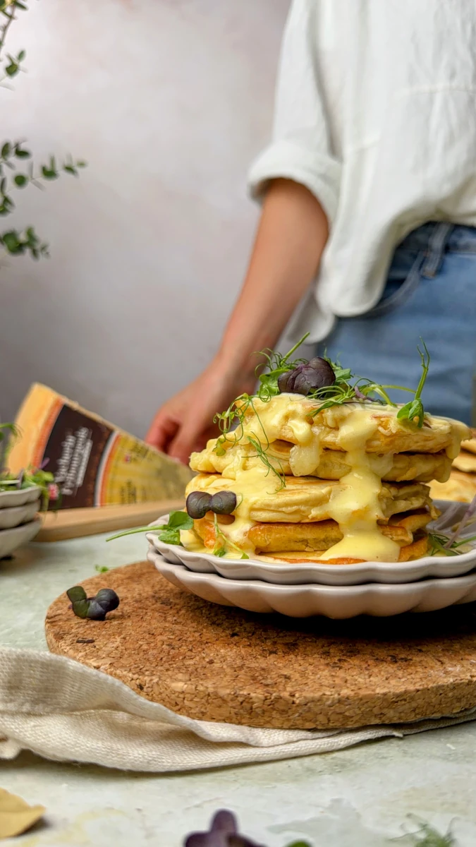 Käse-Pancakes mit selbstgemachter Sauce Hollandaise 