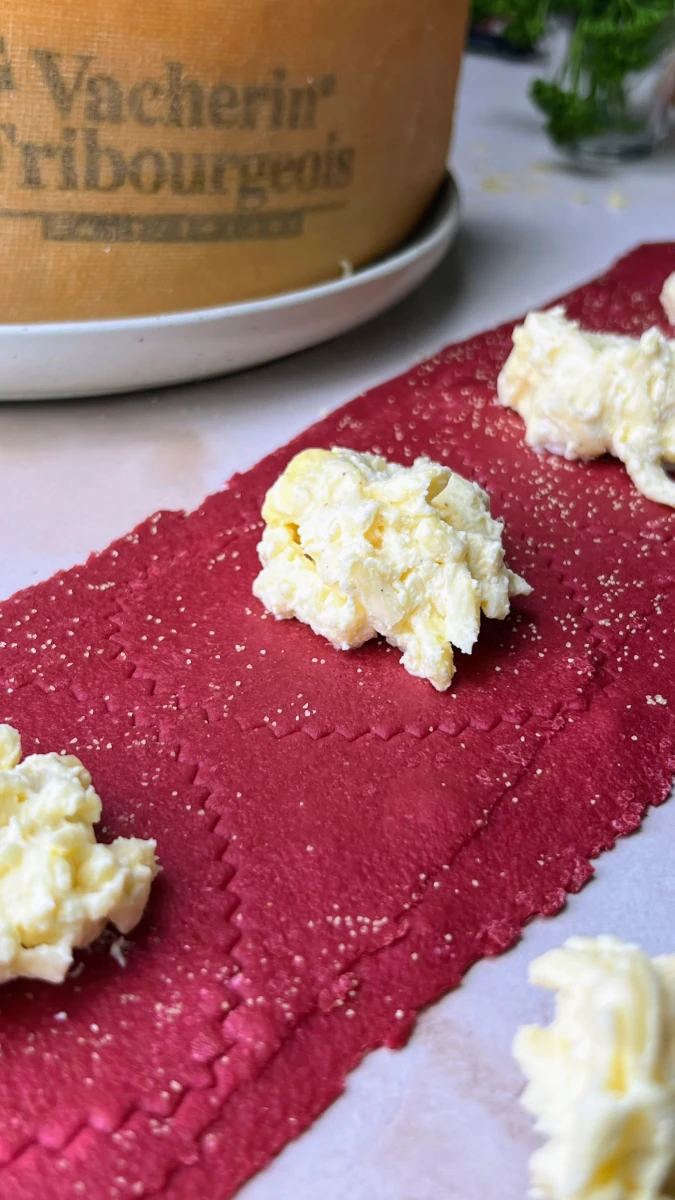 gefüllte Randen-Käse Ravioli an Käsesauce mit Vacherin Fribourgeois 