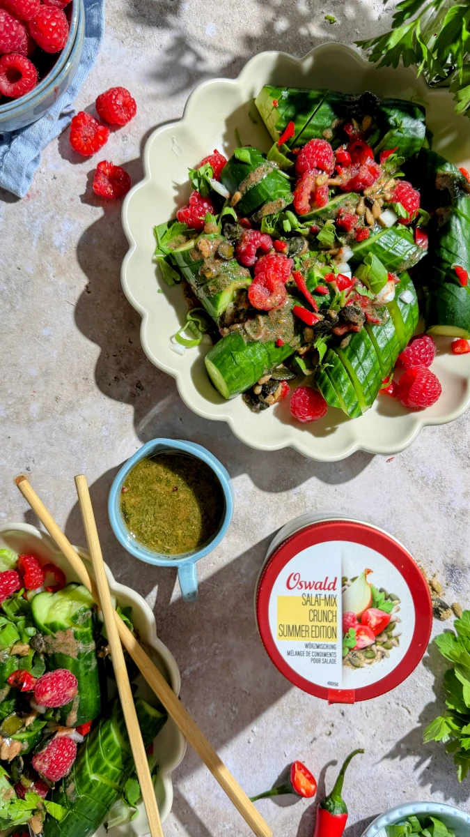 Viraler Gurkensalat mit Crunch & Himbeer-Twist 