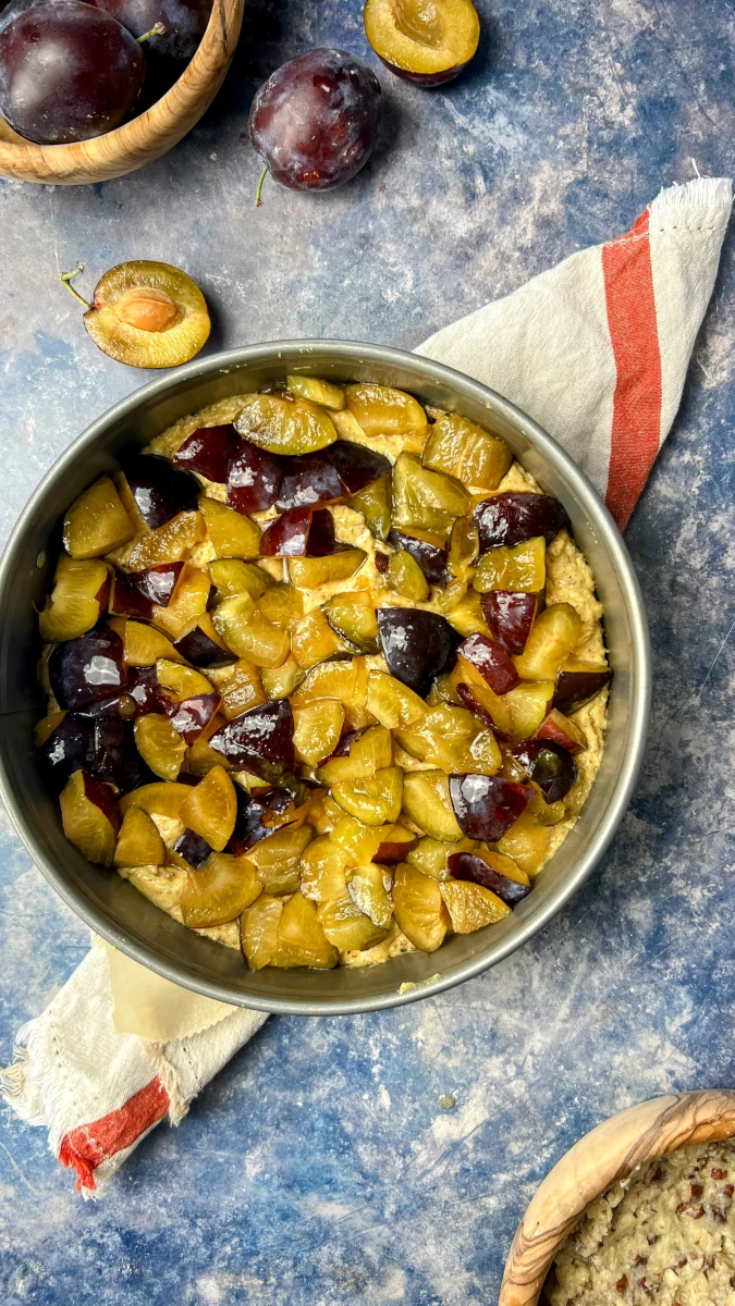 Zwetschgenkuchen mit Haselnusscrunch Zwetschgenkuchen mit Haselnusscrunch