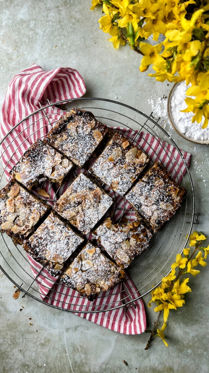 Apfel-Hirse Blondies mit Schokoladenstücken Apfel-Hirse Blondies mit Schokoladenstücken