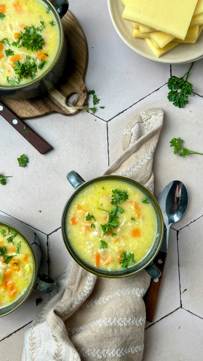 Herbstliche Kartoffel-Gemüsesuppe mit Raclettekäse 