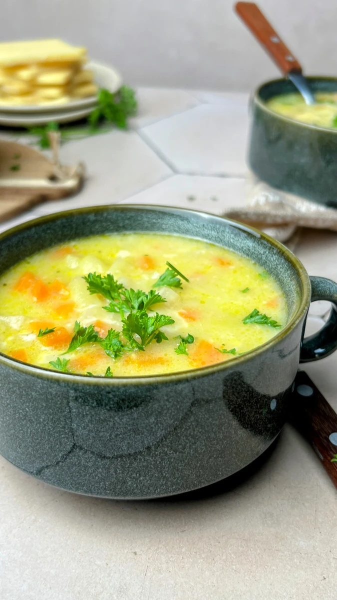 Herbstliche Kartoffel-Gemüsesuppe mit Raclettekäse Herbstliche Kartoffel-Gemüsesuppe mit Raclettekäse