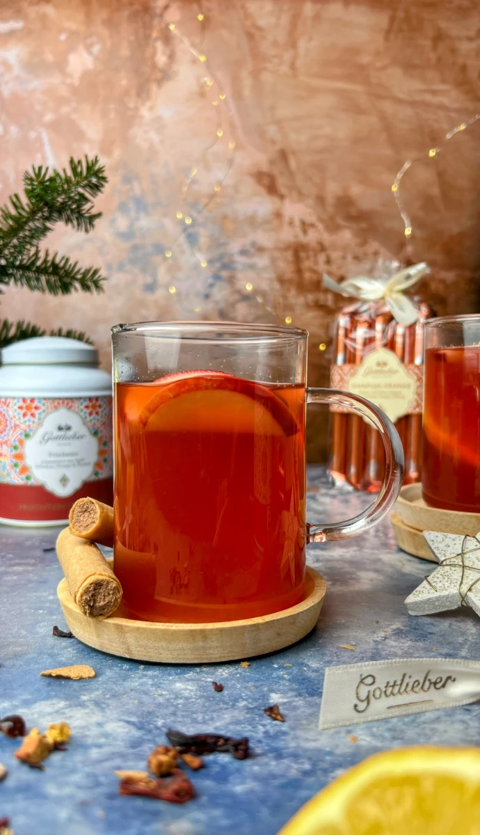 Früchtepunsch mit Gianduja-Orange Hüppen 