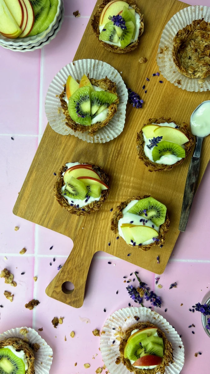 Granola-Cups mit Joghurt + Früchten