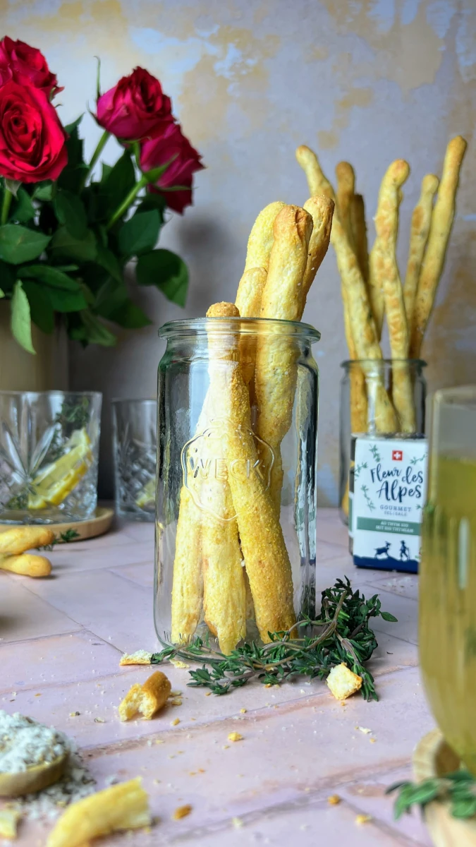 Thymian-Käse Grissini mit Kräuter-Eistee