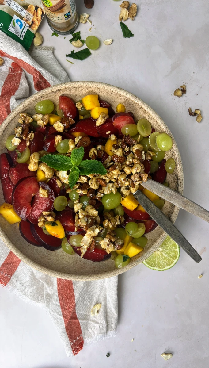 Herbstlicher Fruchtsalat mit Nuss-Crunch 