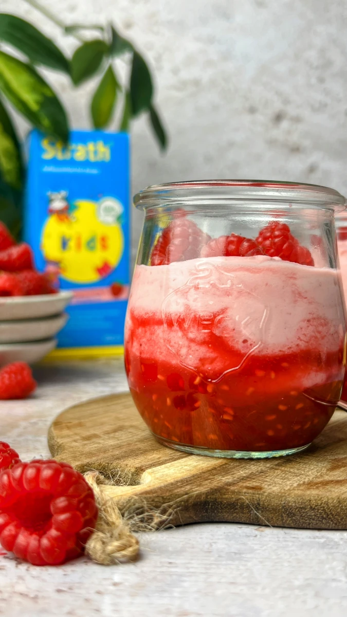leichtes Himbeer Mousse mit Strath Kids Himbeere 