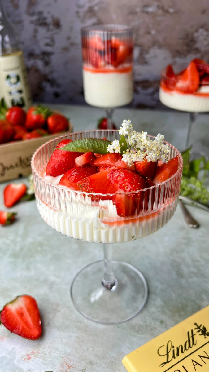 weisses Holunderblütenmousse mit Erdbeerkompott