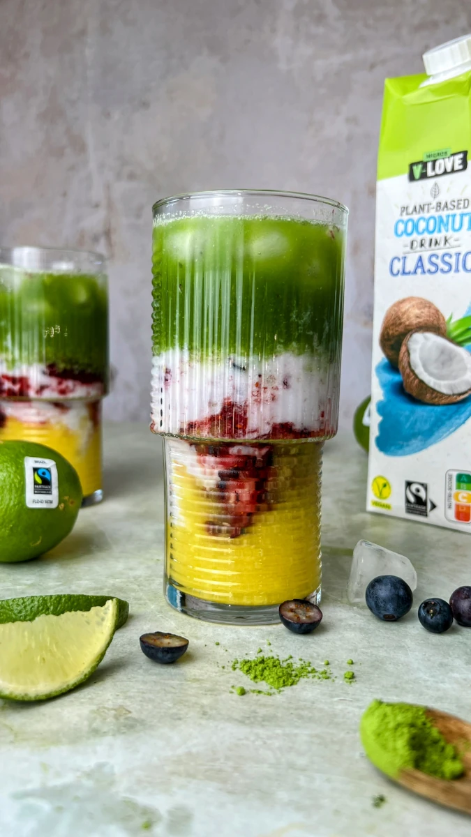 Iced Mango-Blaubeer Matcha 
