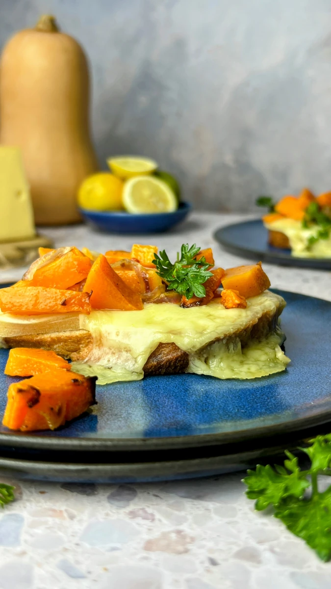 Racletteschnitten belegt mit Kürbissalat 