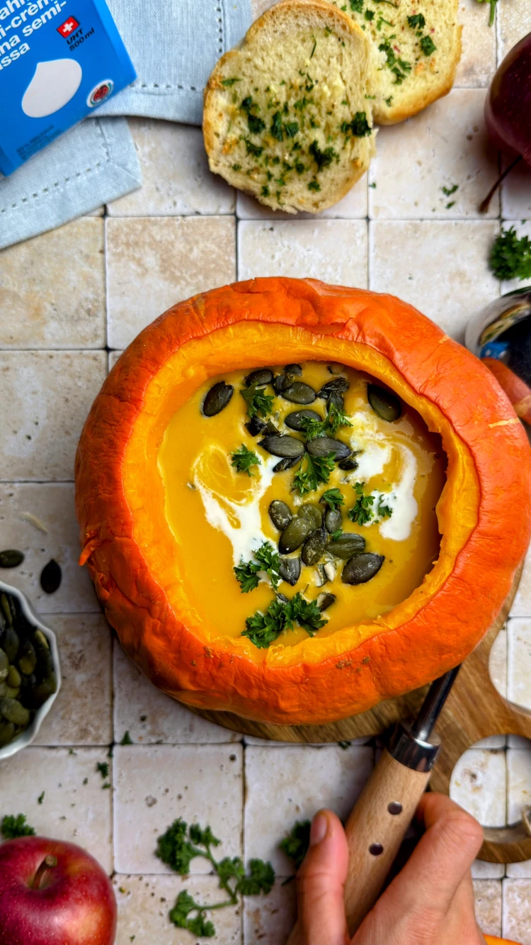 Kuerbiscremesuppe mit Knoblauch-Kraeuter Krustenkranz