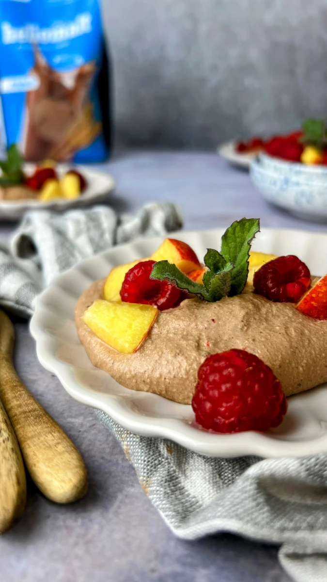Heliomalt-Mousse au chocolate mit Fruchtkompott 