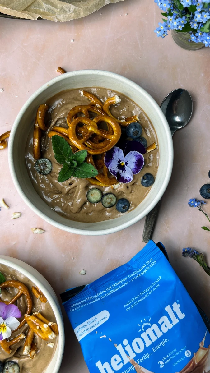 Heliomalt Nicecream mit karamellisierten Salzbrezeln 