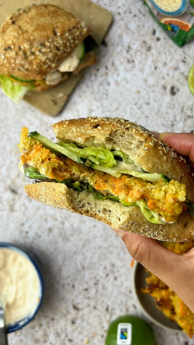 Quinoa-Burger mit Erdnusssauce
