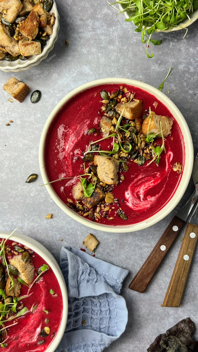 Randensuppe mit Creme Fraich und Knoblauchcroutons 