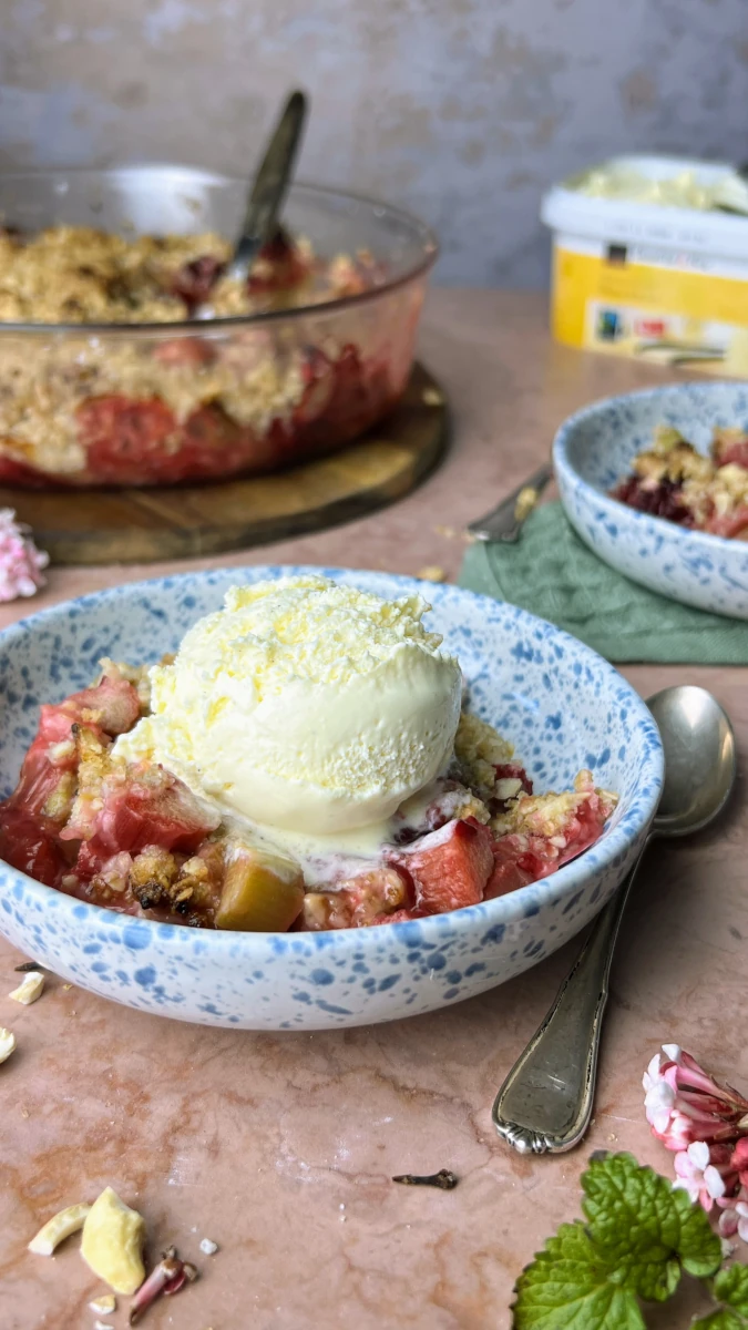 Rhabarber-Crumble mit Vanilleeis 