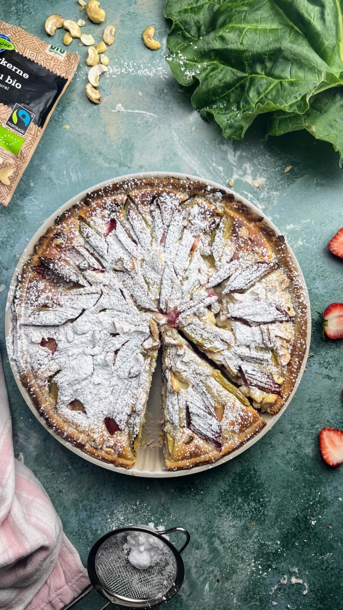 Cashew-Tarte mit Erdbeer-Rhabarber 