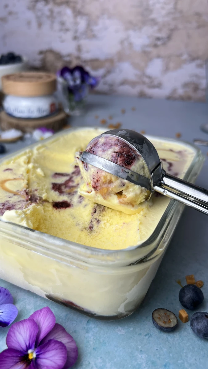 Salted Caramel Glace mit Blaubeeren 
