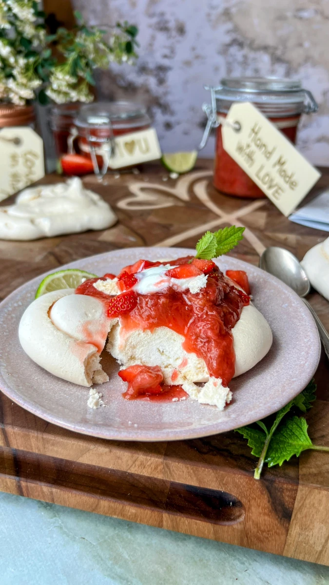 Herz-Pavlova mit fruchtigem Holunderkompott