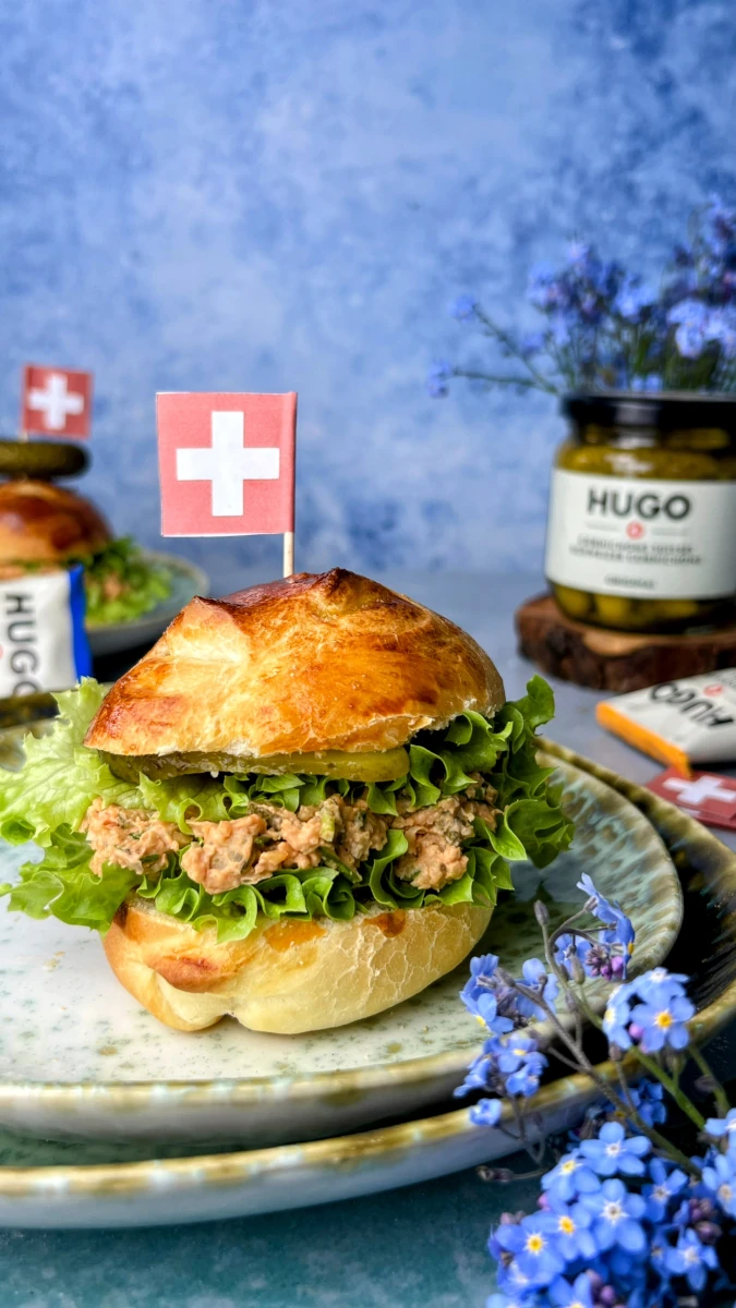 selbstgemachte Schweizer-Brötchen gefüllt mit vegetarischem "Thonsalat" 