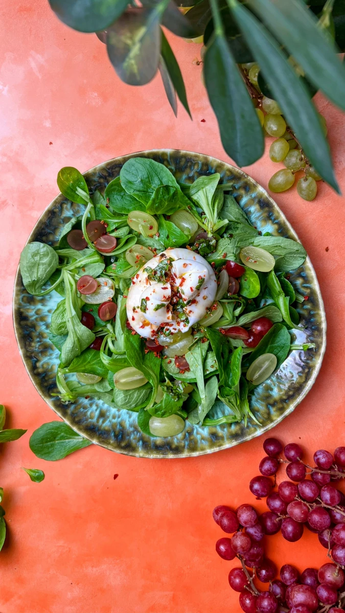Salat mit Trauben und Burrata 