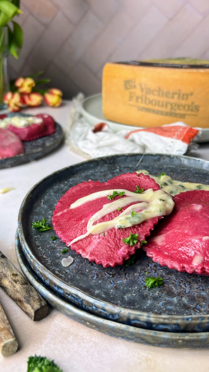 gefüllte Randen-Käse Ravioli an Käsesauce mit Vacherin Fribourgeois 