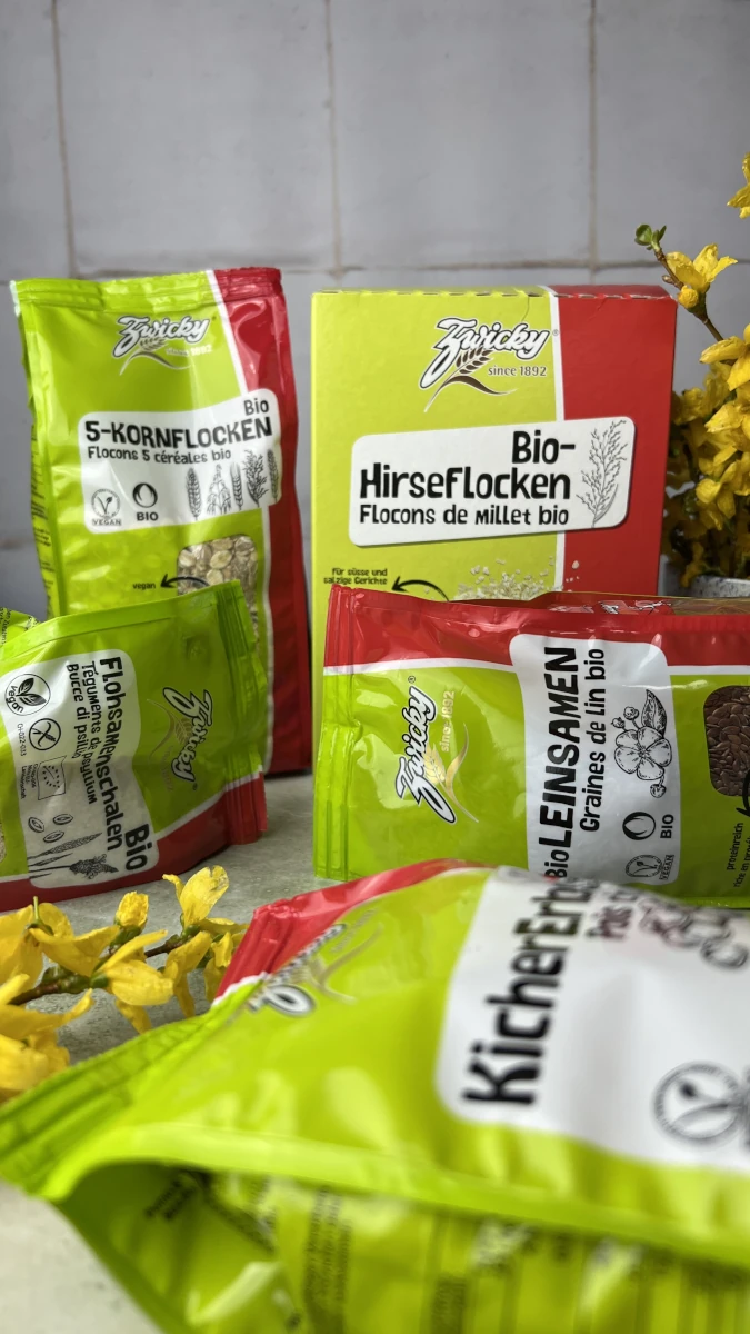Apfel-Hirse Blondies mit Schokoladenstücken Apfel-Hirse Blondies mit Schokoladenstücken